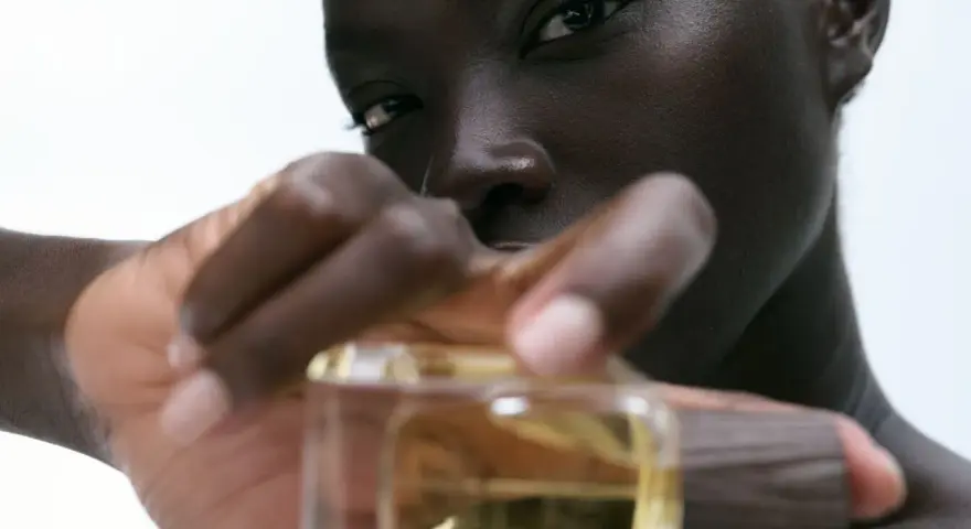 Parfum und Deo: So kombinieren Sie Düfte richtig für langanhaltenden Frische