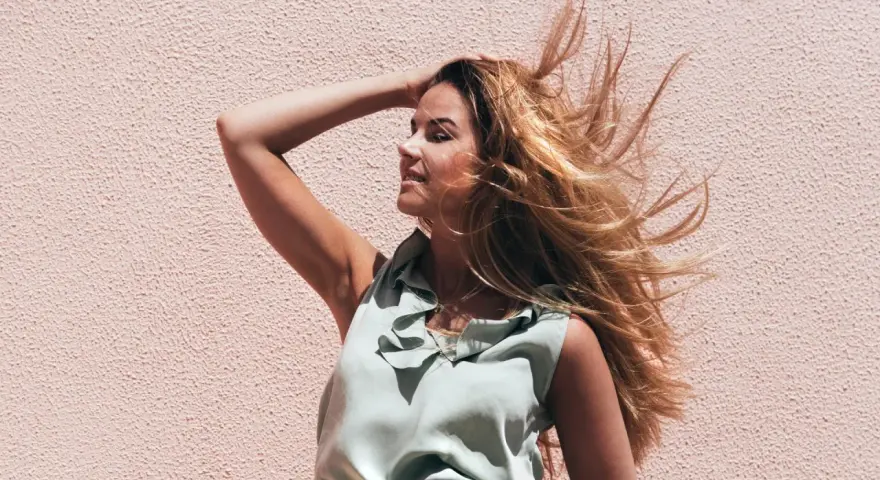 Volumenpuder für Haare: So verleihen Sie Ihrem Haar sofort Fülle