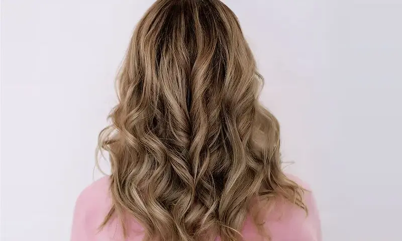 Braune Haare mit blonden Strähnchen: So gelingt der perfekte Look