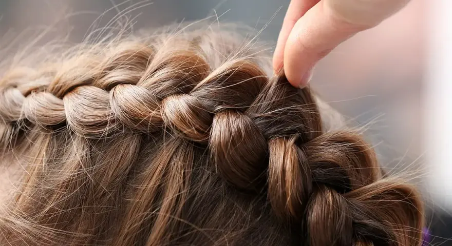 Flechtfrisuren für mittellanges Haar: Einfache Styles für jeden Anlass